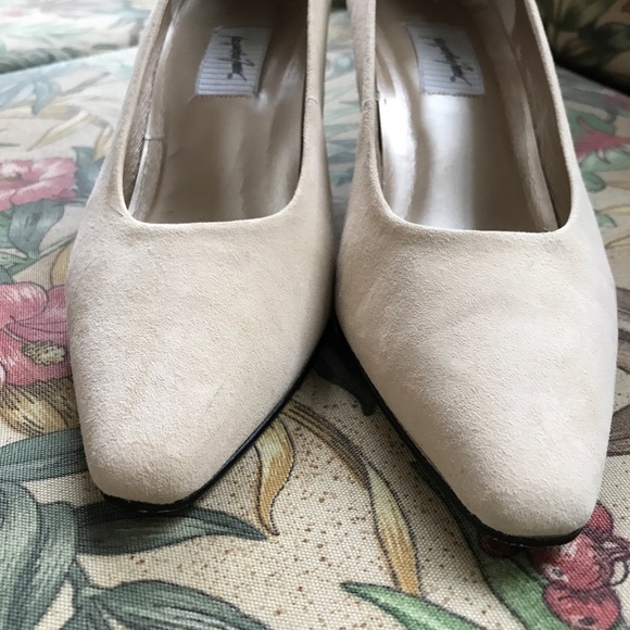 Cream colored suede pumps leather upper - Picture 5 of 11